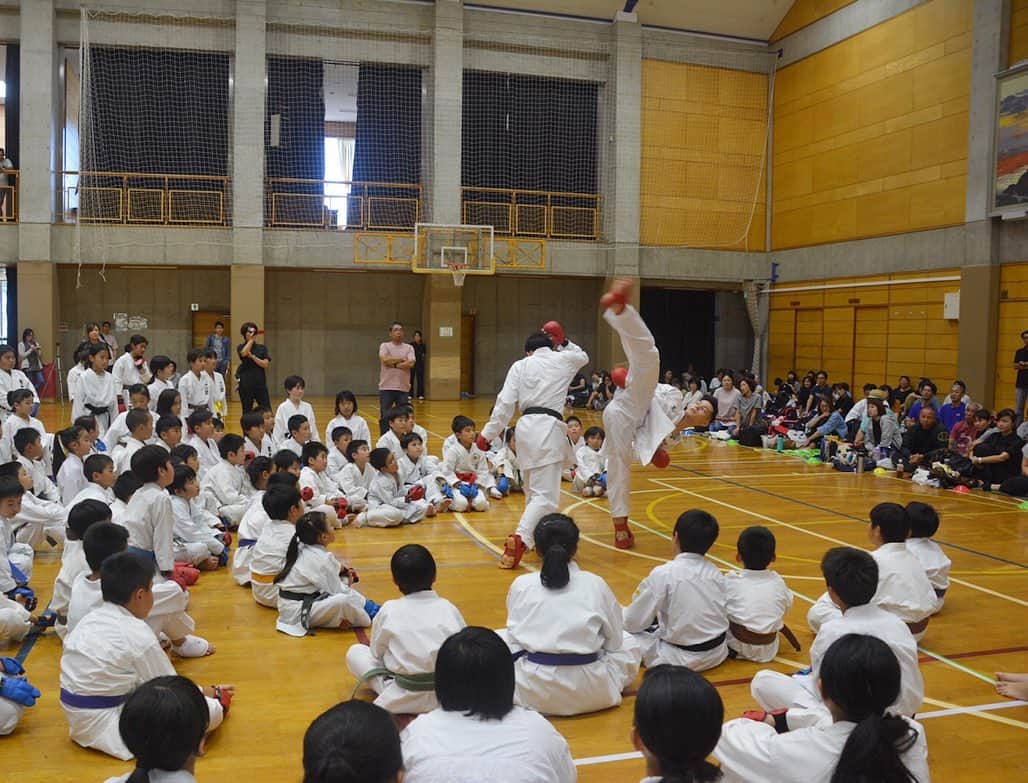 西村拳さんのインスタグラム写真 - (西村拳Instagram)「. 昨日千葉県でセミナーを開催しました！ 毎度のことですが子供達の元気良さには驚かされます😂 セミナーの最後に子供達とエキシビションマッチをしてかなり盛り上がったかなと思います！ 多数の参加ありがとうございました。  そして開催にあたりお手伝いや設営などをして下さった勝山会の皆様ありがとうございました。  写真提供:房日新聞  #karate #seminar #japan #olympic #tokyo2020」6月17日 22時13分 - ken_nishimura1231
