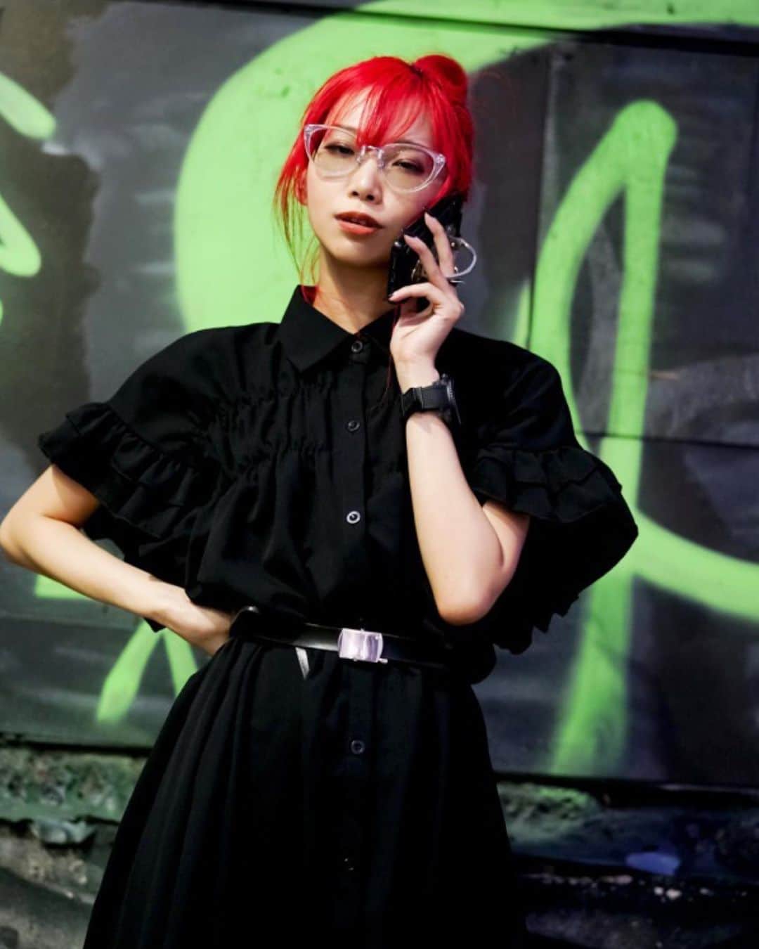 のインスタグラム：「電話嫌いのレアスナップ @fashionpressjp 🙇‍♂️ しかもレーシック前👓」