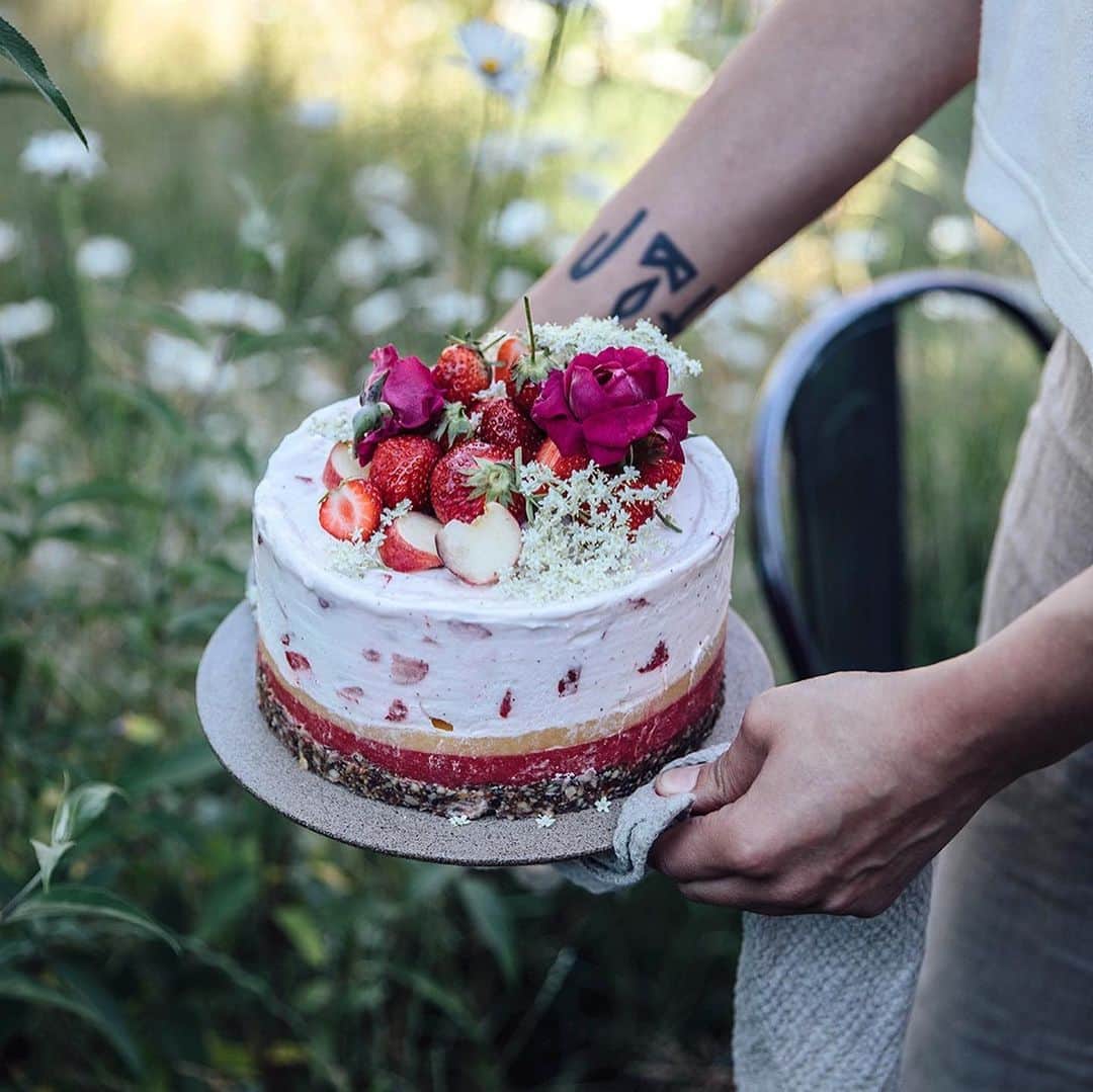 Our Food Storiesさんのインスタグラム写真 - (Our Food StoriesInstagram)「This iced strawberry cake is the best during these hot summer days🌞🍓🤗 Get the recipe on the blog, link is in profile. #ourfoodstories ____ #gardeninspiration #countrysidelife #countrysideviews #gardenista #gatheringslikethese #saveurmag #diewocheaufinstagram #theweekoninstagram #fellowmag #simplejoys #germanfoodblogger #foodphotographer #foodstylist #icedcake #summervibe #momentsofmine」6月17日 20時43分 - _foodstories_