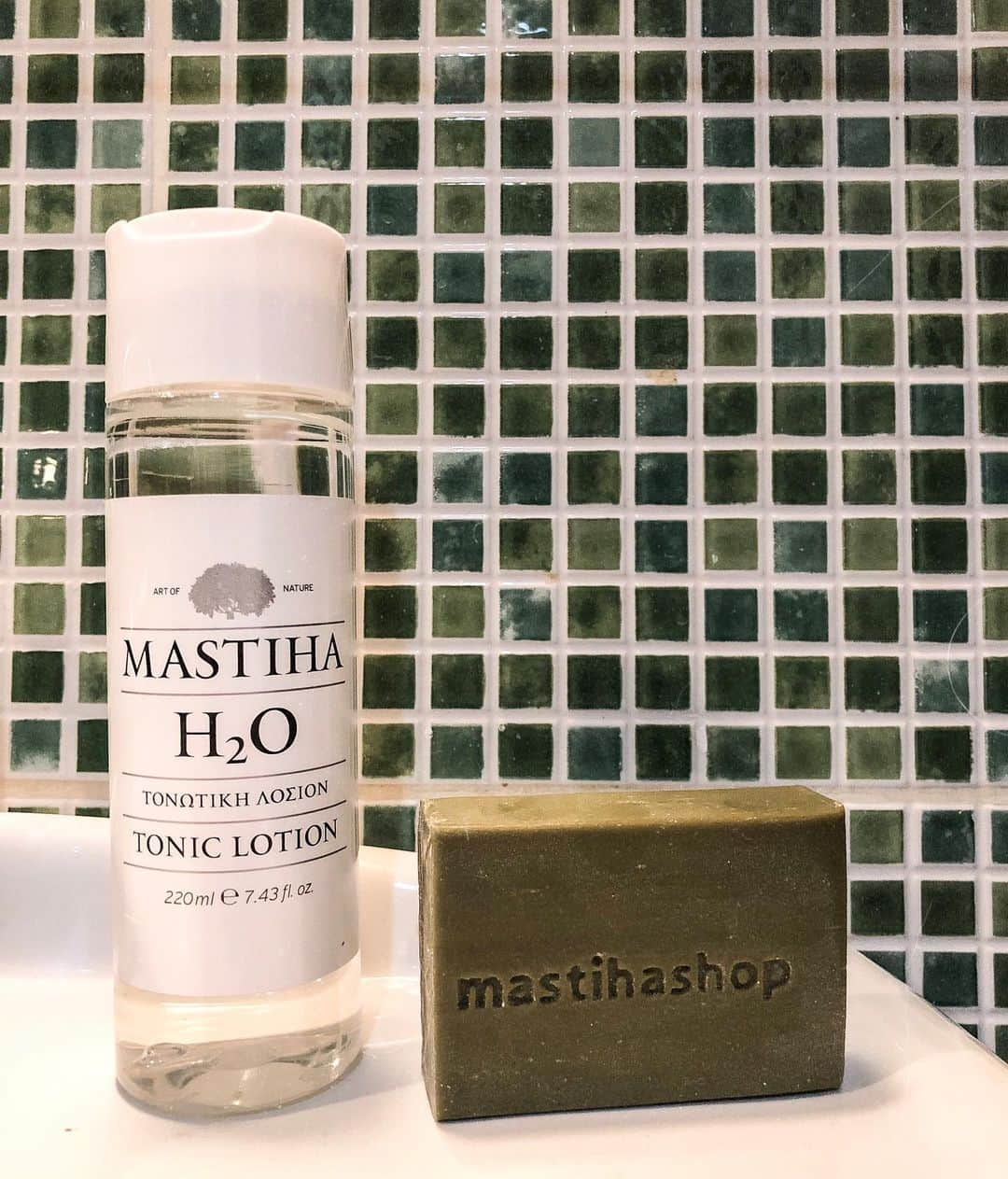 東美樹さんのインスタグラム写真 - (東美樹Instagram)「Mastiha tonic skin lotion&Traditional Greek Soap 🦋☀️ @mastiha.jp 最近肌綺麗になったねってよく褒められるので最近使ってる&この夏絶対オススメしたいスキンケアアイテムをご紹介🌞🧡 マスティハ( @mastiha.jp ) トニックローションとギリシャソープ  ギリシャにあるヒオス島でのみ生産されている樹脂、 マスティハ🌴🇬🇷 栽培からボトルに入るまで添加物ゼロで作られた100%のマスティハウォーター。  日差しが強くなり日焼けするこの時期に特におすすめ！ 純粋なトニックウォーターだから保湿というよりは鎮静効果がある気がする。 私は化粧水前にバシャバシャ顔と全身に使ってます。  ソープもオリーブオイルの保湿成分が入ってるのに泡立ち泡切れもよくさっぱりしっとりな洗い上がり🦋 敏感混合肌の私の肌には今のところトラブルなし！  香りは身近なもので例えるならばヒノキに近い香りで心からふわぁって癒される香り。 お値段も手頃でコスパもいいから量が減るー！って 気にせず使えるからオススメ🧡  追記: この商品はユニセックスなので男性も全然使えます！むしろベタつかないし男性の方にオススメしたいかも☀️ . #mymastiha #mastiha #mastic #mikichangsfave #traditionalgreeksoap #greeksocmetics #naturalskin #skincare #beauty #soap #japanesecosmetics #マスティハ #マスティハウォーター #ナチュラルスキンケア #日焼けケア #敏感肌 #アトピー #ナチュラルに生きる #マインドフルネス #自然派コスメ」6月17日 20時44分 - mikko.36___