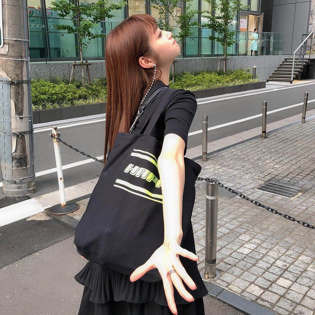 生見愛瑠さんのインスタグラム写真 - (生見愛瑠Instagram)「【待ち合わせ】ってテーマね。 💚やっほーーーおまたせ！！！！ 🖤遅い！！！ 💚道に迷っちゃったーーーーーー 💚ごーめんねっっっ👶🏻 🖤はぁ。。。 💚あのねあのね！ そこ可愛いお店あるからイコー。はい！手！✋🏻💘 #めるコマ」6月17日 20時45分 - meru_nukumi