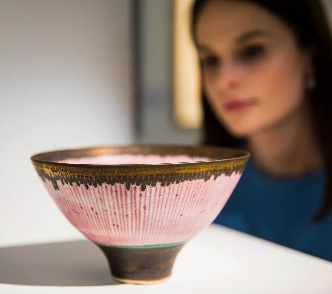 サザビーズさんのインスタグラム写真 - (サザビーズInstagram)「La Vie en Rose: This timelessly elegant #porcelain bowl with a dusky #pink glaze, inlaid with hot pink lines, turquoise banding and a bronzed rim, was created by Dame Lucie Rie in 1990. Rie irrevocably changed the landscape of #ceramics in Britain, elevating the position of #pottery to that of the fine arts with her fantastically detailed and painterly #designs.  This majestic work is on view in our #London galleries, ahead of our Modern & Post-War British Art Day Sale on 19 June.  #SothebysModBrit #DameLucieRie #LucieRie」6月17日 20時45分 - sothebys