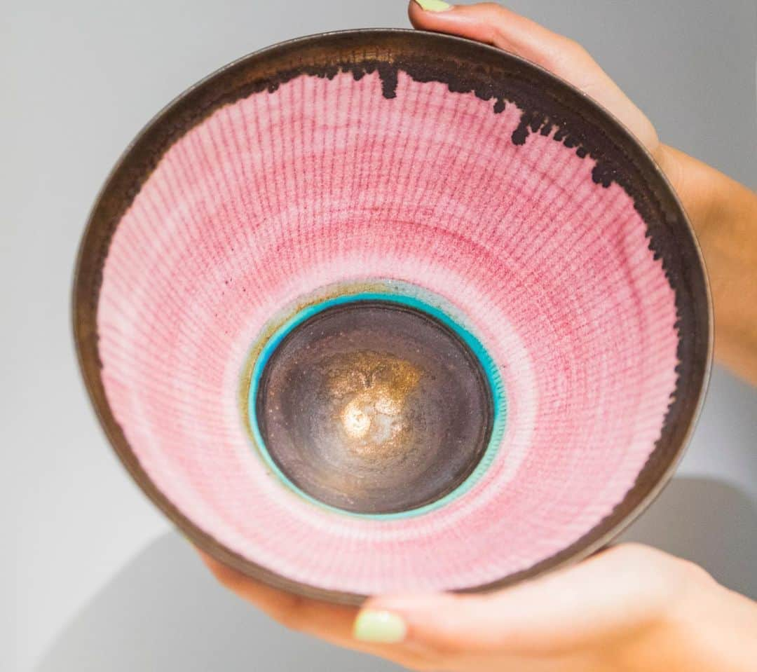 サザビーズさんのインスタグラム写真 - (サザビーズInstagram)「La Vie en Rose: This timelessly elegant #porcelain bowl with a dusky #pink glaze, inlaid with hot pink lines, turquoise banding and a bronzed rim, was created by Dame Lucie Rie in 1990. Rie irrevocably changed the landscape of #ceramics in Britain, elevating the position of #pottery to that of the fine arts with her fantastically detailed and painterly #designs.  This majestic work is on view in our #London galleries, ahead of our Modern & Post-War British Art Day Sale on 19 June.  #SothebysModBrit #DameLucieRie #LucieRie」6月17日 20時45分 - sothebys