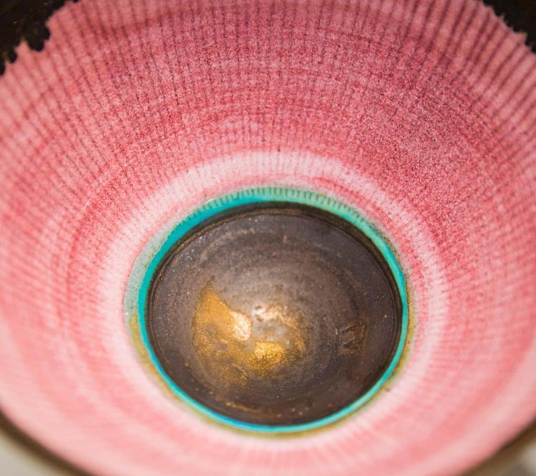 サザビーズさんのインスタグラム写真 - (サザビーズInstagram)「La Vie en Rose: This timelessly elegant #porcelain bowl with a dusky #pink glaze, inlaid with hot pink lines, turquoise banding and a bronzed rim, was created by Dame Lucie Rie in 1990. Rie irrevocably changed the landscape of #ceramics in Britain, elevating the position of #pottery to that of the fine arts with her fantastically detailed and painterly #designs.  This majestic work is on view in our #London galleries, ahead of our Modern & Post-War British Art Day Sale on 19 June.  #SothebysModBrit #DameLucieRie #LucieRie」6月17日 20時45分 - sothebys