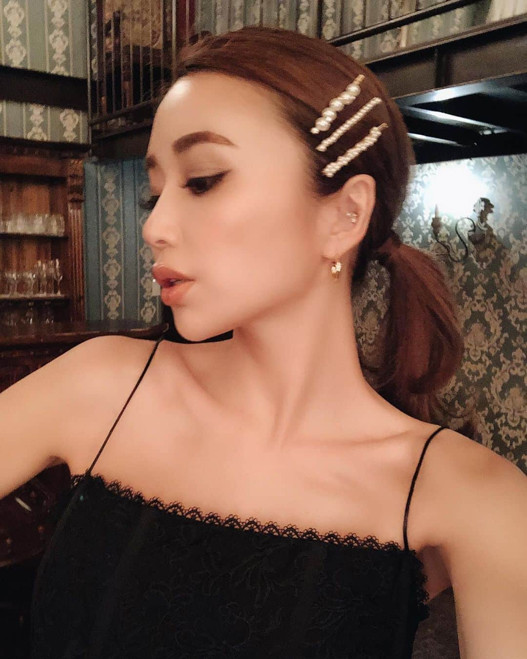 梯真奈美さんのインスタグラム写真 - (梯真奈美Instagram)「今日は朝から撮影だったよー！ ヘアメイクは安定の @tsuuuuuuuuuu さん♡ AW仕様でmakeもスモーキーなカーキにしてもらったの！なんだか新鮮🥰  長丁場お疲れさま会でもんじゃ食べに来てるんだー🤤🤤 #shooting #make #makeup #fashion #eimy #eimyistoire」6月17日 20時45分 - official_manami