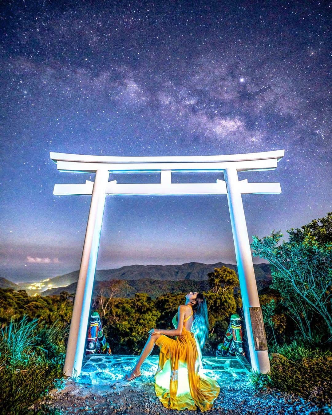 樂さんのインスタグラム写真 - (樂Instagram)「屏東。高士神社銀河⛩️🌌 今年第一張銀河照就獻給個白色鳥居，接下來要繼續搜救銀河了！ 隱藏在牡丹山上的高士神社，白天晚上拍都很美，有去墾丁玩的話可以把這裡排進行程🔥 - Model @ooo_lin_ooo」6月17日 20時58分 - ygt1016