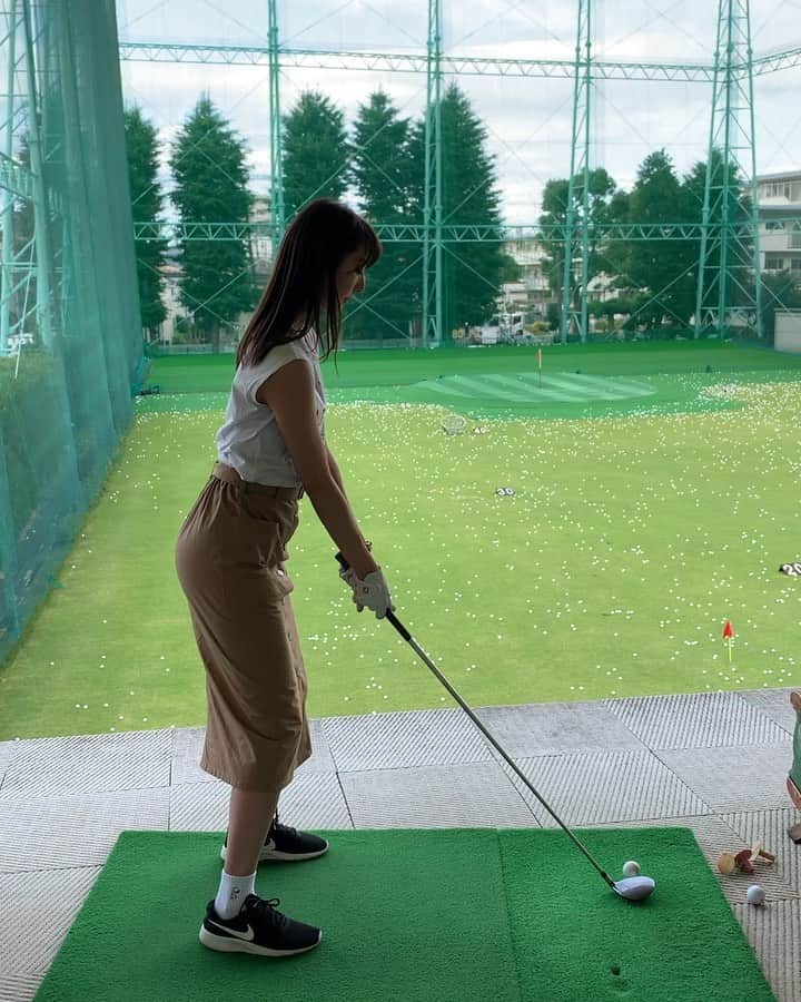 のインスタグラム：「ゴルフ練習！！⛳️﻿ ﻿ だんだんとフォームが綺麗になってきました🥺✨うれしき！！！ちゃんとすぱーーーん❗️と打てると気持ちよくて楽しすぎる😍😍❤️❤️﻿ ﻿ 腰ひねりまくってウエストくびれに良さそう🏌️‍♀️﻿ ﻿ ﻿靴下はかわいいスヌーピー です☺️💕 ﻿ ﻿ ﻿ ﻿ 【本日ニュース女子 O.A】﻿ ６月17日(月)22:00〜生放送﻿ DHC TV公式youtube﻿ ﻿ そのほかにも地方の地上波、FOXTVでも﻿ 放送あるみたいです😊❤️﻿ ﻿ チェックしてね💕💕﻿ ﻿ ﻿ ﻿ ﻿ ﻿ ﻿ ﻿ ﻿#ゴルフ#ゴルフ女子#ゴルフ練習#スポーツ#ファッション#スヌーピー #golf#golfswing #sport ﻿ ﻿ ﻿ ﻿」