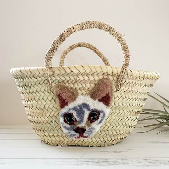 のインスタグラム：「CAT IN DA HOUSE!さんのカゴバッグ、トンキニーズちゃんの里親さん募集中✨ シャムに似てるけどちょっと耳が大きいのね〜この、顔の中心部分というか真ん中に集まったグラデーションの表現、お見事だなぁと思うのです。飛んでるおヒゲも楽しげで好きーっ！この籠バッグシリーズ、しばらく飾って楽しもう。という方も多いです👍  #catindahouse #basket #かごバッグ ＃かご ＃かごが好き #cat  #catitem #tontines」