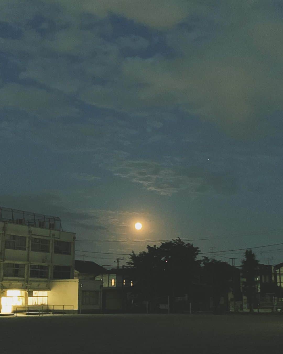 森摩耶さんのインスタグラム写真 - (森摩耶Instagram)「ストロベリームーンとな🍓 言われてみれば少し赤みを帯びている。 長女の習い事の帰り道、月を見ながら歩く。 なんだかドラマチック❤️」6月17日 21時07分 - maya_mori