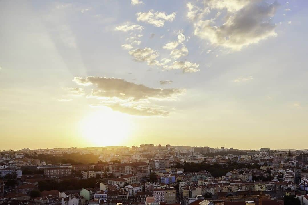 ルフトハンザさんのインスタグラム写真 - (ルフトハンザInstagram)「Right before the sun sets behind Lisbon's rooftops the last rays surround the clouds and create an interesting spectacle. #Lufthansa #FlyToLisbon」6月17日 21時01分 - lufthansa