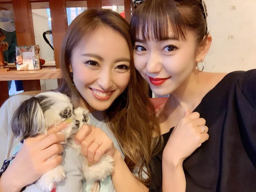 福野来夢のインスタグラム：「5年ぶりに江ノ島に行ってきた〜🐶！ みきとも久しぶりっ♡♡ 上京して初めて出来た友達。 もう8年も経つのか〜老けたね〜じゃなくて、綺麗になったね〜って言う相変わらずすぎる私たち笑 もう疲れたから寝るね！！って自分で言って、いつまでも話しかけてくるそんなあなたがだいすきです♡ . #父の日 #6月16日 #江ノ島  #わんちゃんokのお店いっぱい #わんちゃんもいっぱい #サーファーとわんちゃんの街って言っても過言じゃない #トイプーとジャックラッセルのミックス #可愛かったな  #ジャップー #チワマル #ハートの紫陽花」