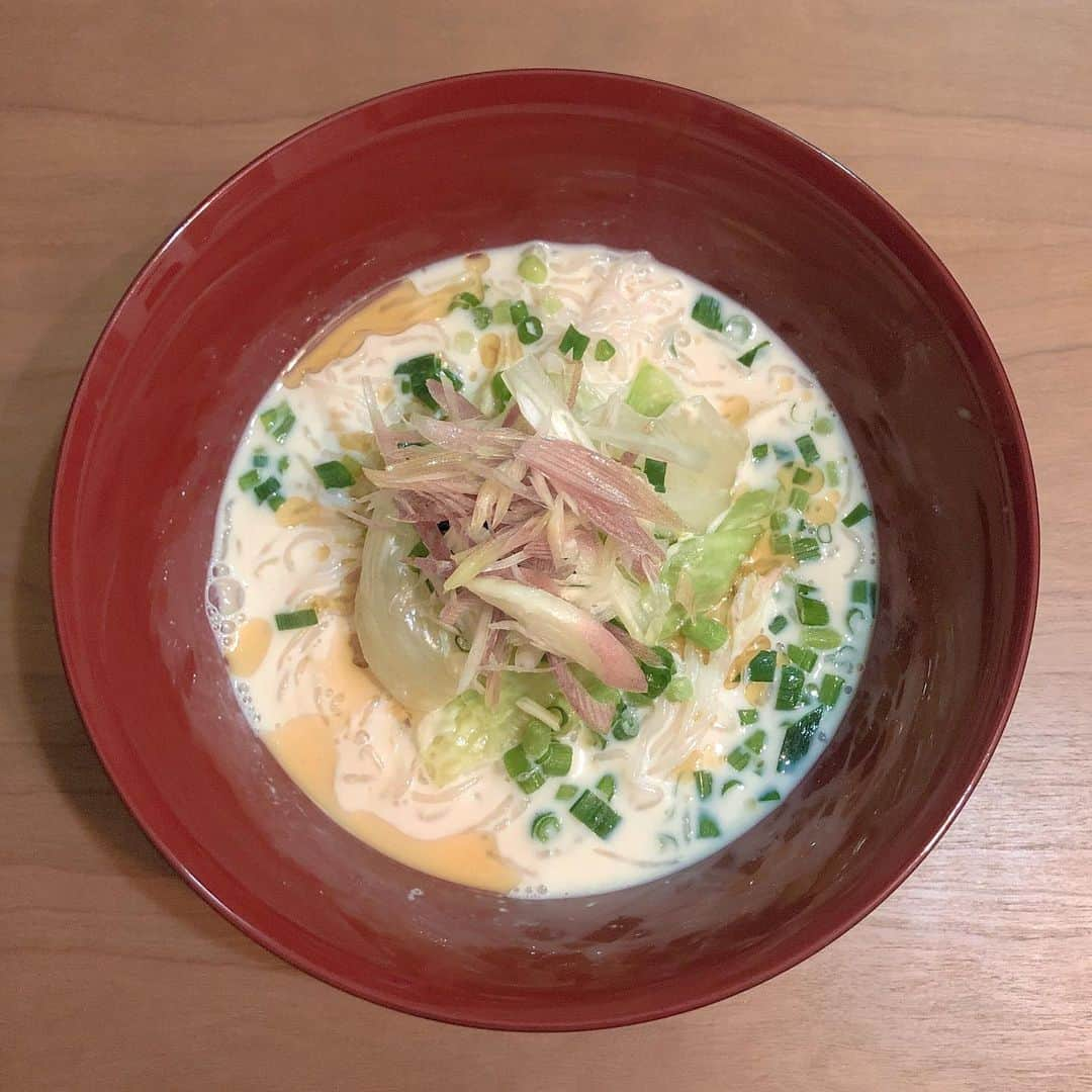 仁藤萌乃さんのインスタグラム写真 - (仁藤萌乃Instagram)「低糖質のとうふ麺に豆乳スープ(レタス入り)かけて﻿、おネギと大好きなミョウガ。﻿ ﻿ 豆乳は、毎日飲んでた時にお肌の調子が良かったので、最近また飲むようにしてます。﻿ とは言えそのまま飲むのも甘い飲み物もあまり好きじゃないので、いつもスープにして。﻿ 和風だしだったりお味噌だったり、コンソメ、中華だしでも美味しいです﻿ っていうか飽きない。﻿ ﻿ 今日は和風だしに味醂とお醤油足して、ごま油はちょっとドバッと入っちゃったけどラー油の日もある。﻿ ﻿ 長々と、どうでもいい話。笑  近頃思うことは、話の上手い人は話が短く面白いということ。#萌乃飯」6月17日 21時02分 - moeno.n_official