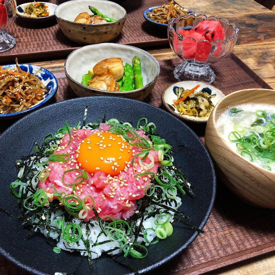 chaako ちゃあこのインスタグラム：「2019.6.17 * * 今日の晩御飯٩(๑❛ᴗ❛๑)۶ * ＊ネギトロ丼 ＊ホタテとアスパラの炒め物 ＊きんぴらごぼう ＊お漬物 ＊お味噌汁 ＊スイカ * でした(๑´ڡ`๑) * 今日はネギトロ丼。私が食べたくてo(･∀･)oﾞ 簡単だしね(￣m￣*) * 今日は、はなちゃんの病院と他に行く所が色々あったので、簡単ごはんにしました。 * 病院に行って点滴をしてから一度家に帰って、はなちゃんの諸々なお世話してからまた出かけて。はなちゃんはお留守番。 * 暑いしそんなに連れ回せないので… * ネギトロ丼には卵黄を。 残りの卵白はお味噌汁に入れました٩( 'ω' )و * * * はなちゃん、食べてくれてます。 何なら食欲大爆発(笑) * 波はあるんですけどね。 食べない時もありますが… 1日中食べないって事は、今は無いです(๑′ᴗ‵๑) * ストーリーに載せた、実家裏に迷い込んでた黒猫ちゃん。姪っ子経由で貰ってくれる人が見つかりました(*≧∀≦) * 私のとこにも問い合わせが少しだけ来ました。 ありがとうございました＼(^o^)／ * * *」