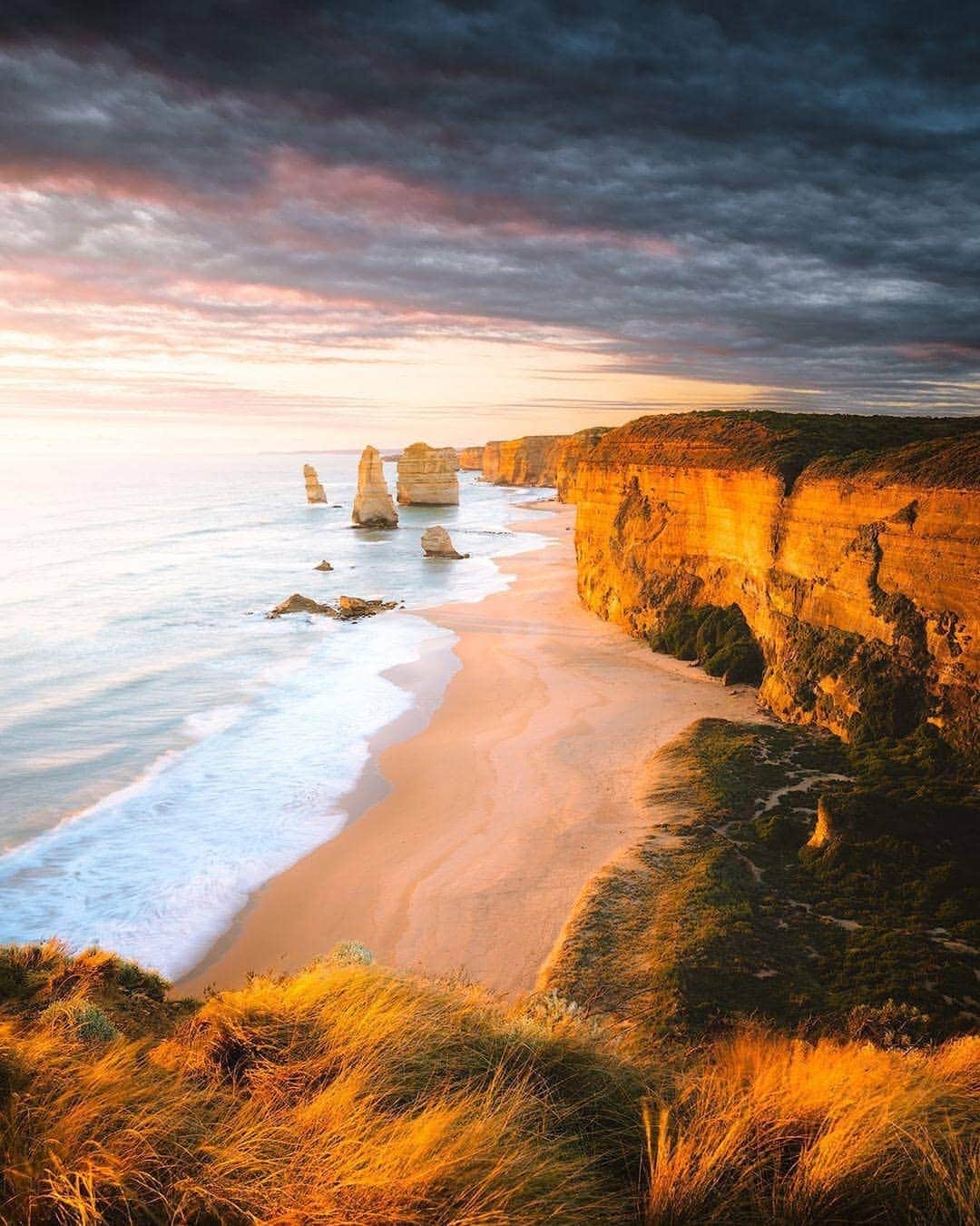 BEAUTIFUL DESTINATIONSさんのインスタグラム写真 - (BEAUTIFUL DESTINATIONSInstagram)「Erosion from the soft limestone builds stacks known as the Twelve Apostles. The proximity of these stacks to each other makes them a sight to see. 👀 ( 📷: @matthewhahnel 📍: Twelve Apostles, Great Ocean Road)」6月17日 21時16分 - beautifuldestinations
