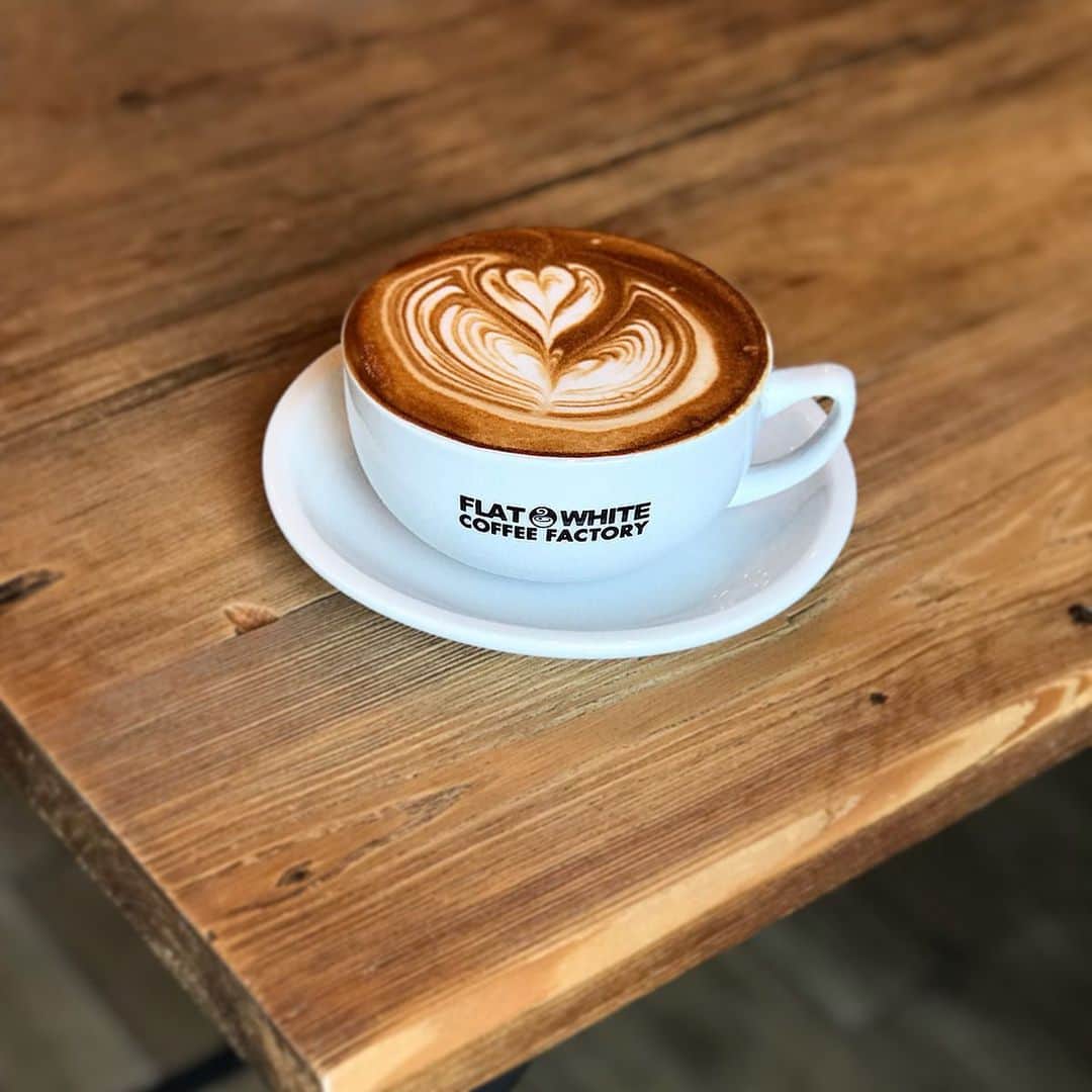 tomomi.7_さんのインスタグラム写真 - (tomomi.7_Instagram)「* * happy coffee time * * #coffeetime #coffee #coffeeholic  #coffeehouse #coffee_inst #locari #flatwhitecoffeefactory #latteart #latte #cafe #カフェ #カフェ巡り  #フラットホワイトコーヒーファクトリー  #ラテアート #コーヒー #珈琲 #heart」6月17日 21時08分 - tomomi.7_