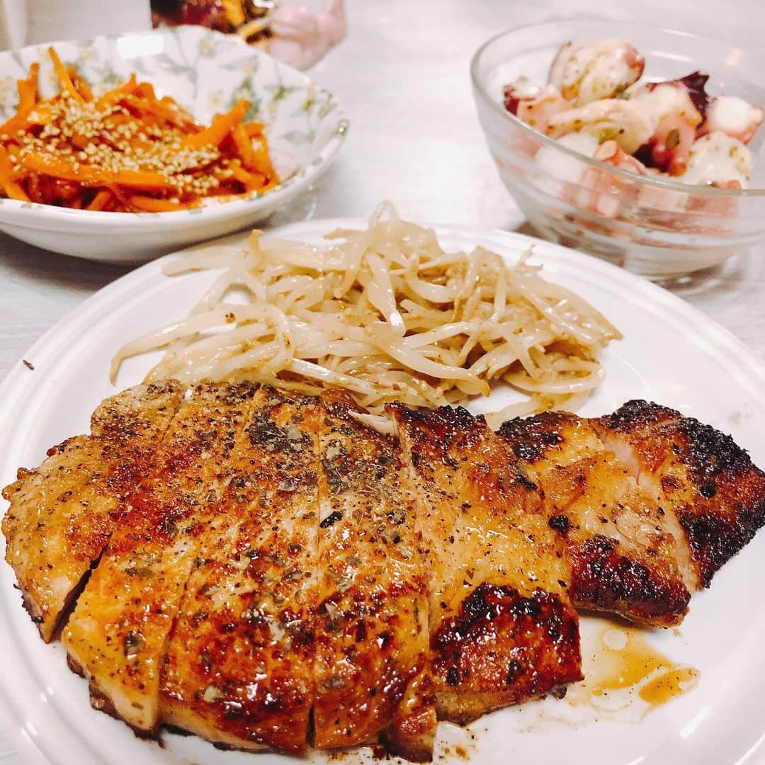 のインスタグラム：「【314日目】 6月12日(水) お家に帰ったら、 お風呂とご飯が出てくるって、 本当にありがたいし、 本当に怖いんだよね。 全ー然当たり前じゃねぇからなぁ。 がーんばろ！！笑 #ぺーぺー親父のくそ日記 #生後314日目 #生後10ヶ月 #赤ちゃん #女の子 #親父 #娘 #奥さん #松野家 #夫婦 #親子 #家族写真 #松野浩介 #森岡朋奈 #theだいじょぶズ #初恋タロー #ご飯 #お風呂」