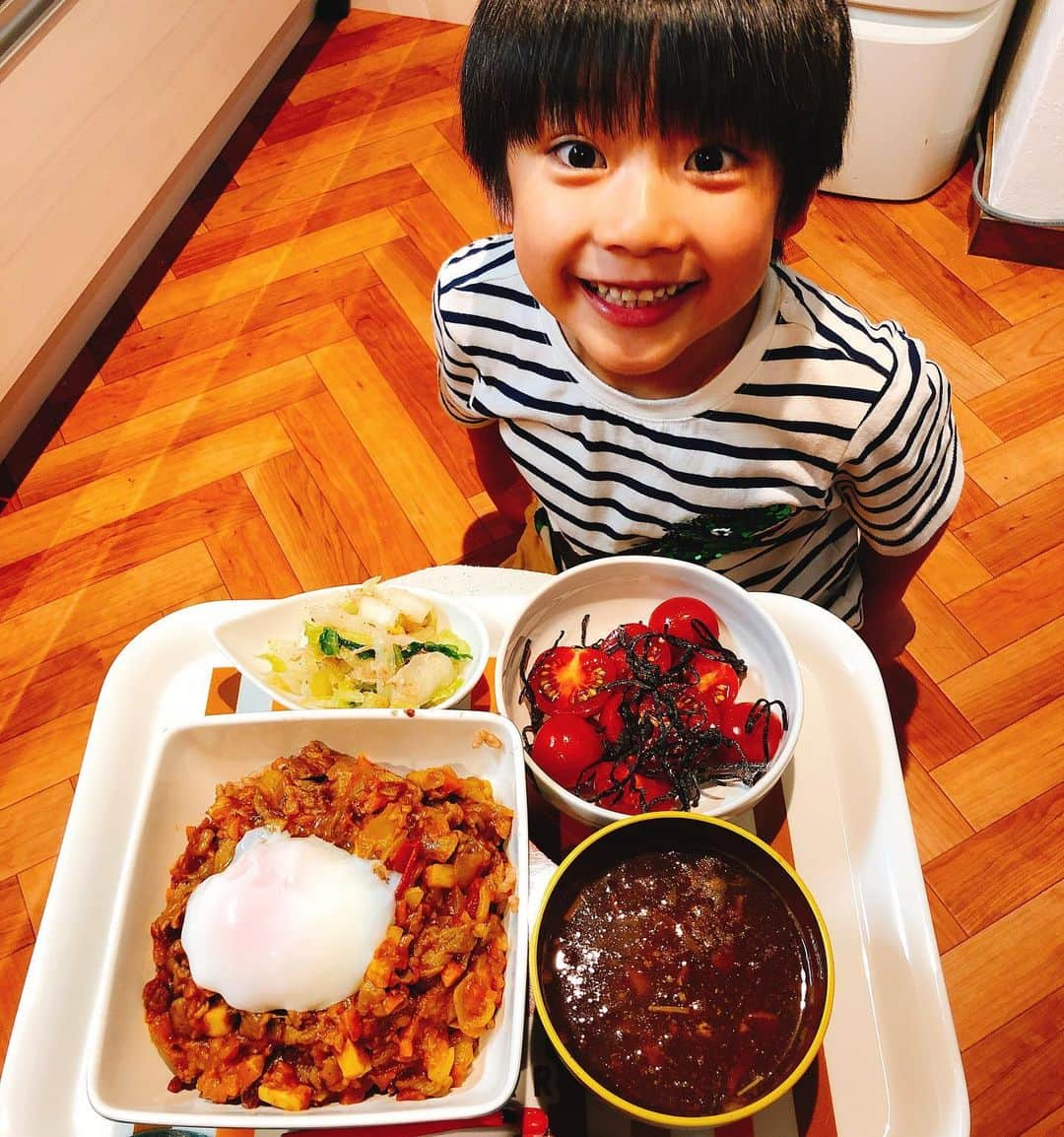 山田まりやさんのインスタグラム写真 - (山田まりやInstagram)「#今日の晩ご飯 #マトンキーマカレー トマト塩昆布和え#無限白菜 #手前味噌汁 ・ 今日の夕ご飯何にしよっか？ と聞くと 「今日の給食キーマカレー美味しかったから作ってみたい！」との事で 給食では豚ひき肉だったので我が家ではマトンにしてみました😋 ・ #ムネシェフ には 玉ねぎと人参はチョッパーでみじん切りにしてもらい、 エリンギとトマトは大人包丁でカットしてもらい、 火を止めてからカレールゥを入れて 混ぜ混ぜをしてくれました😆🙌❤️✨ ・ 温泉たまごは 昨日お仕事の方々と温泉に行っていたパパが作って来てくれたお土産🥚✨ ・ 2枚目 #カレールゥ は#白砂糖不使用 で #動物性不使用 でしかも #有機 #organic のものをチョイス😃 ・ お肉を使うお料理の時は 極力ですが 足し算、掛け算にならない様に 引き算を意識します😋✨」6月17日 21時09分 - mariya.yamada