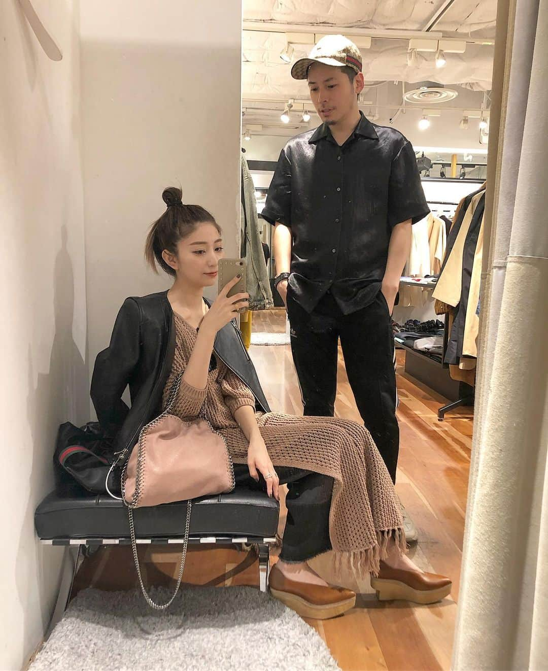 松尾 瞳さんのインスタグラム写真 - (松尾 瞳Instagram)「. 夫婦でお買い物行った時の写真、 ちょっとお気に入りだったのに載せ忘れてたから 結構前のだけど載せとく👫💗 . この日はお買い物のあとキングダム見たんだっけな〜 アベンジャーズだっけな〜 もう記憶があいまい〜〜😇☁️☁️ . #夫婦 #ゆーきひとみ #カップル #couplephoto #outfit #私服」6月17日 21時10分 - hitomimatsuo.09