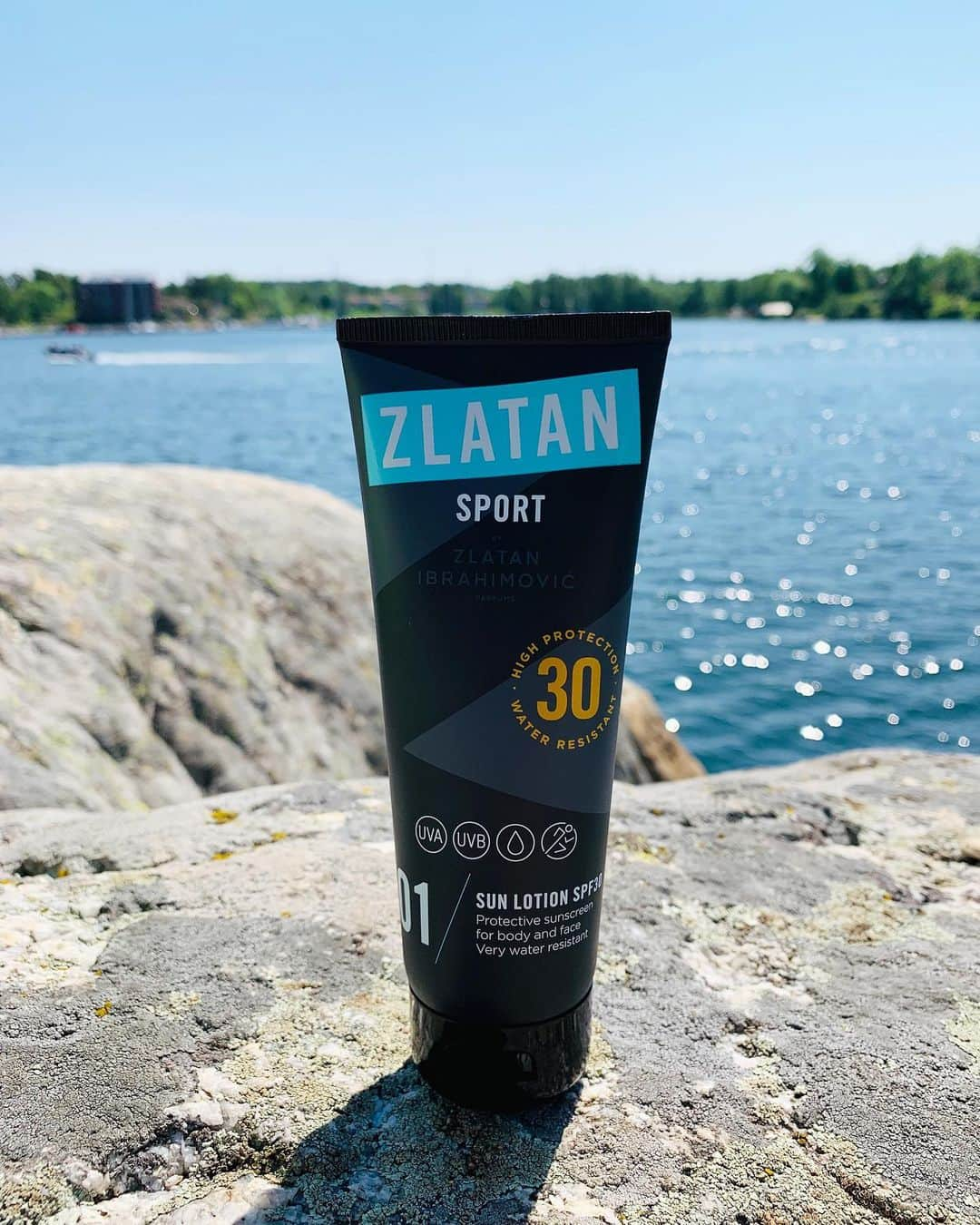 Zlatan Ibrahimović Parfumsさんのインスタグラム写真 - (Zlatan Ibrahimović ParfumsInstagram)「SUMMER IS HERE ☀️ ZLATAN SPORT SUN LOTION SPF30. Extra water resistant. Have fun out there! #therightroutine #zlatanibrahimovicparfums #zlatansport」6月17日 21時14分 - zlatanibrahimovicparfums