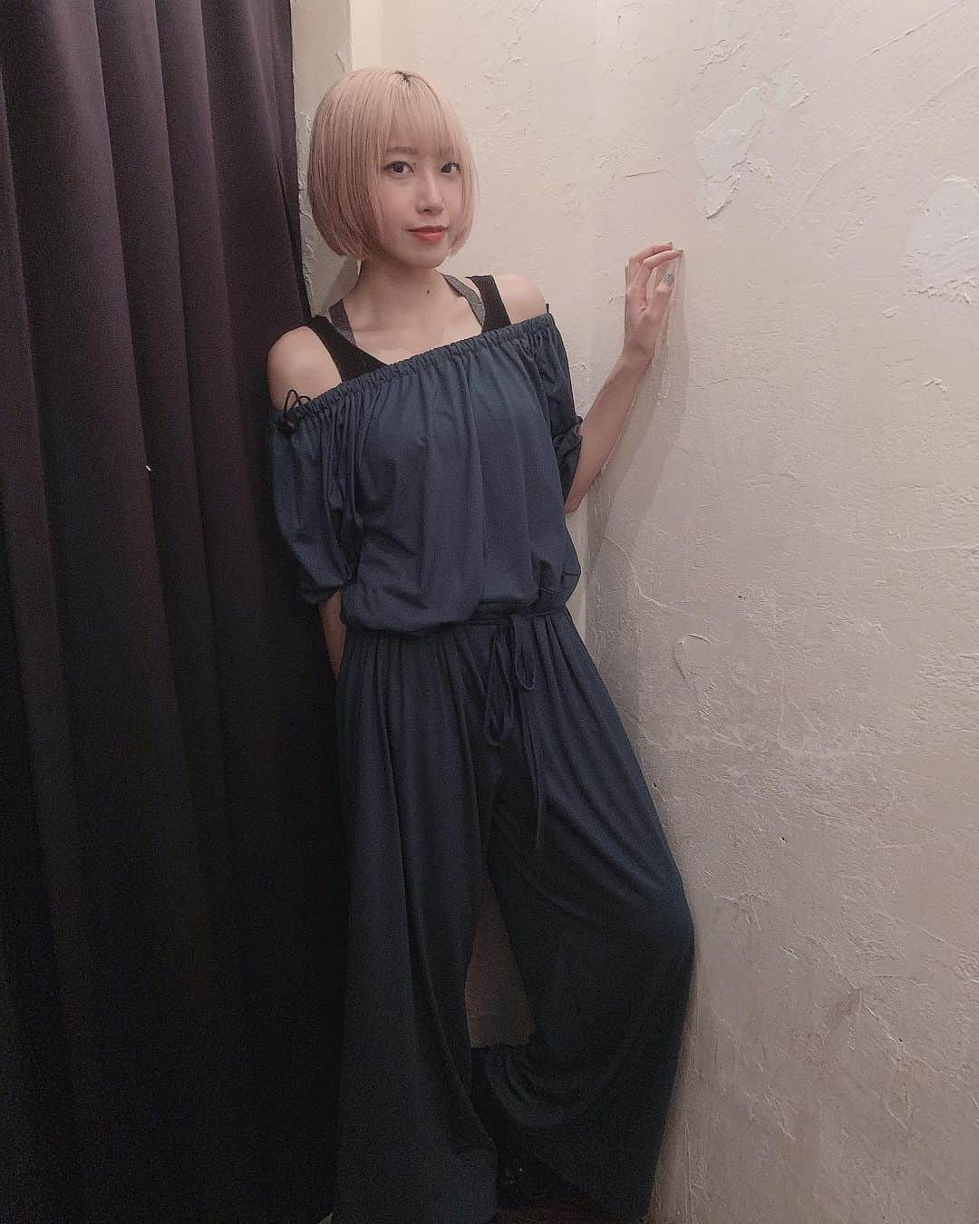 千畝あずみさんのインスタグラム写真 - (千畝あずみInstagram)「, , #あずコーデ らくちんでかわいい服っていいよね セール最高！ , 大学生くらいまでオフショルとかむりー！ってタイプだったけど、なぜか歳を重ねたら着たくなりました🤣💓 , #ootd #fashion #instafashion #pameopose #服 #ファッション #今日の服 #今日のコーデ #パメオポーズ」6月17日 21時24分 - azumimo129