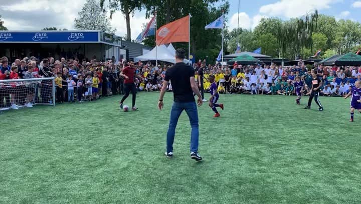 ロビン・ファン・ペルシのインスタグラム：「Showtime! Delighted to put some extra smiles on the kids faces at the end of my International Tournament. A joy to play with Soufian Touzani, Khalid Boulahrouz and my son Shaqueel against the winners, Anderlecht and Zenit.」