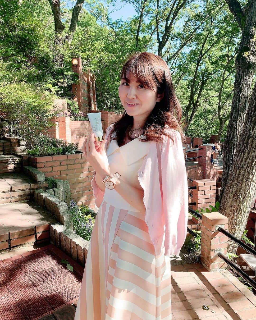 Miku Hirata 平田未来さんのインスタグラム写真 - (Miku Hirata 平田未来Instagram)「今週は比較的お天気が良さそうですね🌤💓 夏は露出が増えるし、クーラーで意外とお腹や足が冷えていることがあります👙🌴 * 時間がある時は、#エトワラン (@etowarun )で、引き締めマッサージしています☺️💓 * 二の腕に塗るとさっぱりした気持ちになります🥰💓 #リンパマッサージ や #痩身 の効果もありますが、ヌリヌリしているだけで暑い時期は😵スカッとしますね👗👒 * 自分のケアをする時間はあまりないので、 思いついた時にぬりぬりが基本です😎 あまりベタつかないので、それもお気に入りです💓 * ぜひ試してみてくださいね💓 * #etowarun #massage #massagecream #bodycare  #エトワランマッサージクリーム #痩身効果 #マッサージクリーム #マッサージ #引き締めたい #二の腕 #下っ腹 #産後ダイエット #ママダイエット #万年ダイエット #夏コーデ #リゾートコーデ #リゾート地 #おしゃれカフェ #おしゃカフェ #天空カフェ #鎌倉市 #鎌倉紫陽花 #chesty #toccocloset #いいね返し」6月17日 21時22分 - miku.hirata