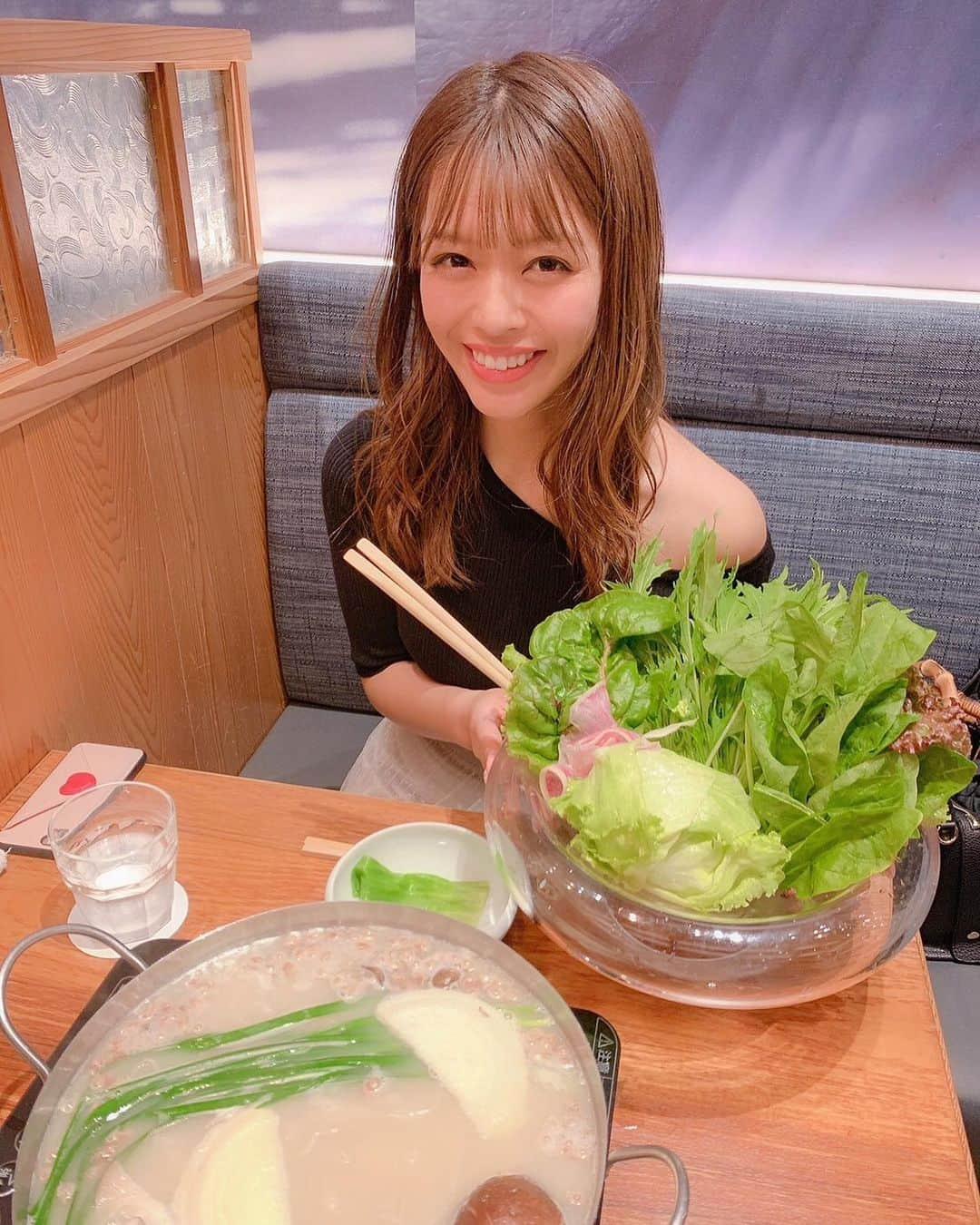 石倉侑芽さんのインスタグラム写真 - (石倉侑芽Instagram)「ヘルシーな夜ごはん😋💓 . 昨日はゆきなちゃんと野菜しゃぶしゃぶ🥬 たーっぷりの新鮮な野菜を 名古屋コーチンだしで食べるしゃぶしゃぶ💕 . 梅干しと大豆を入れたシメのご飯も美味しかった☺️ 野菜でお腹いっぱいになれるって幸せ。 ランチしか行ったことなかったけど ディナーもおいしそうなメニュー沢山でした💓 またいこっと(❁´◡`❁) . 野菜しゃぶしゃぶはひとり2,000円くらいでした❤︎ . #やさい家めい#野菜しゃぶしゃぶ#ヘルシーご飯 #ダイエット中の外食#名古屋#しゃぶしゃぶ」6月17日 21時27分 - yume8115