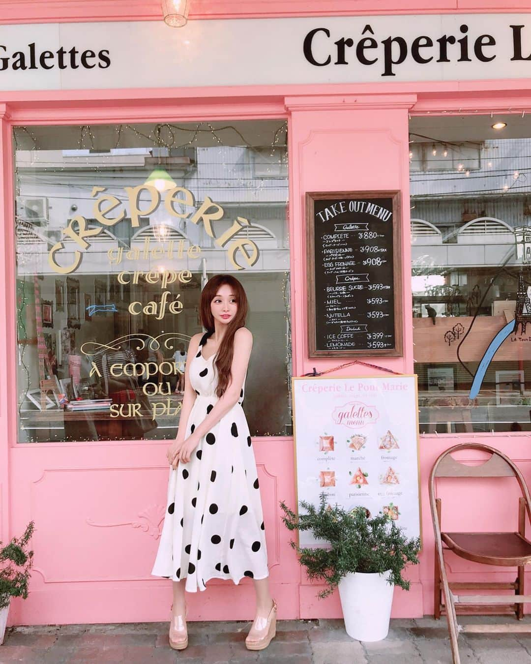 真優川咲さんのインスタグラム写真 - (真優川咲Instagram)「#🎀#💗#🥞#🧠#🧁 ✨ . 映え💗な#ガレット屋さん の前でパチリ📸 この水玉の #ワンピース は 最近ハマってる #セレクトショップ 【 @naoria.shop 】で購入したもの💗 他にも可愛いすぎるのお洋服 沢山購入したので またのせます👗💕 #ootd #coordinate #pink #happy #LOVE 💋」6月17日 21時31分 - saki_411