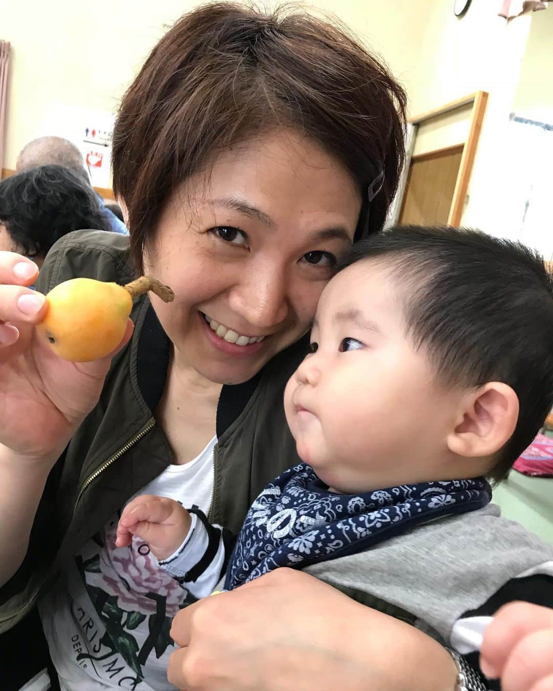高橋みゆきのインスタグラム：「ビワ食べて🤤潮干狩りして🐚水族館行って🐬浜焼き食べて🦐大満足な週末でした❣️ #千葉 #ビワ狩りの予定が大雨により食べ放題 #潮干狩り #ハマグリ #あさり #旦那1人で黙々と頑張りました👏 #鴨川シーワールド #浜焼き #イクラ🤤#早速今日の晩御飯はハマグリ🎶 #砂抜き #塩抜き #ウマ〜」