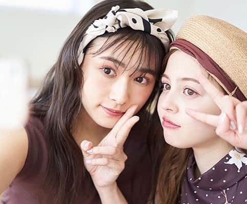 Rayさんのインスタグラム写真 - (RayInstagram)「撮影の合間でセルフィーしてるふたりをカメラマンさんが発見して撮ってくれたオフショット👀✨発売中のかとぺー企画、探してみてね🐶#加藤ナナ #渡辺梨加」6月17日 21時31分 - ray.magazine