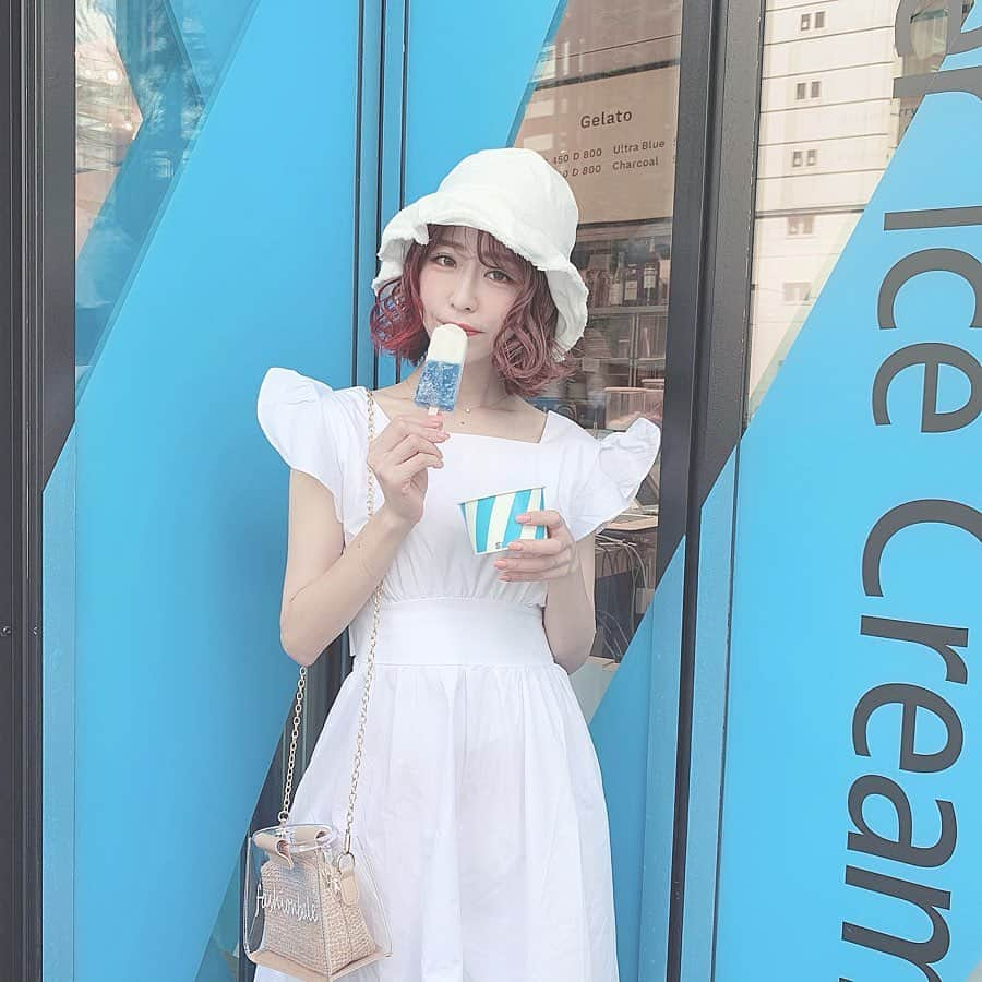 ひこ乃さんのインスタグラム写真 - (ひこ乃Instagram)「🍨💙渋谷cafe⠀ ⠀ ランチしたお店に併設されてる 可愛いアイス屋さんあったから今年初アイスした❤︎ 砂糖不使用みたい！ なのにすっごい美味しくてハマったからまた食べたい〜꒱ ⠀ ⠀ 最近韓国でめっちゃ流行ってるバケットハットに白いワンピで夏先取りしてみた❤︎⠀ ⠀ hat.. @millea_official_  onepiece.. @17kg_official  bag.. @millea_official_  sandal.. @randa_pic ⠀ ⠀  #supericecreamery#渋谷ストリーム#渋谷カフェ#소통#소통해요#카페#카페스타그램#토쿄#토쿄카페#토쿄여행#오버사이즈#벙거지#버킷햇」6月17日 21時32分 - hikono0909