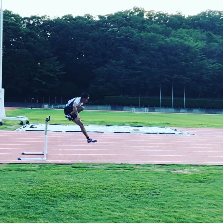 矢澤航のインスタグラム：「* 4+2hurdles🏃‍♂️ Int-8.9m * #descente #mizuno #savas #110mh #hurdlegang #hurdletraining」