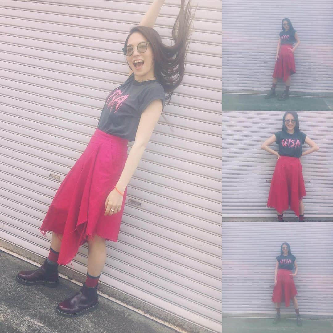 田野アサミさんのインスタグラム写真 - (田野アサミInstagram)「🍓🌕!! ストロベリームーンだってね。 お月様、皆に大注目されて ちょびっと照れちゃうね🍓🤤✨笑 #お洋服スタグラム  #ストロベリースカート 笑 ちなみに#マーチン はチェリーレッド🍒」6月17日 21時34分 - tano_asami