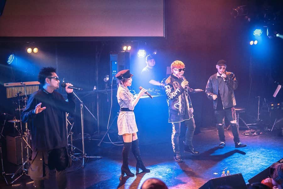 宏実のインスタグラム：「10周年ライブで、去年に引き続き一緒にステージで『Stay with Me』そして『Why』を歌えた事は私の誇りです！あぁ、もう一度この日に戻って欲しいなー😊  #fullofharmony #宏実222 #久々の投稿 #これをずっとアップしたかった  photos📸 by @ta1star」