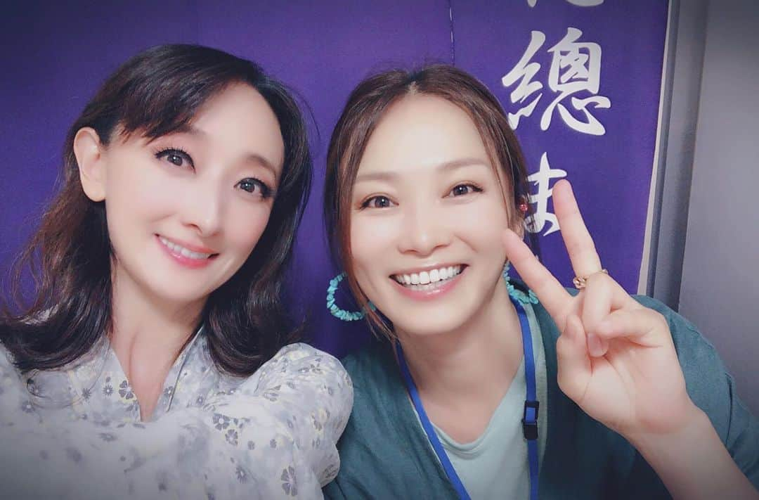 花總まりさんのインスタグラム写真 - (花總まりInstagram)「やっこさん(倉本康子さん)が観にいらして下さいました！ 事務所の先輩でもあるやっこさん姉さん。 久しぶりだー🤗 #倉本康子 さん #エリザベート #帝国劇場 #おんな酒場放浪記」6月17日 21時36分 - hanafusamari_official