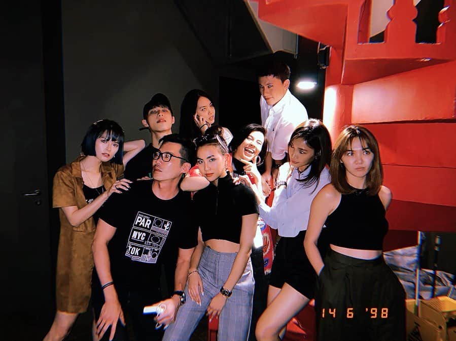 ソニアのインスタグラム：「The best nights are the ones that are spontaneous, with great company. Thank you for coming into my life guys! I laughed so hard, learnt a new drinking game, and even did a cover shoot with @lancecklim @edwininja...🤪 We missed you @julietan_cxq! 🦋  #izyfook #love #food #singapore」