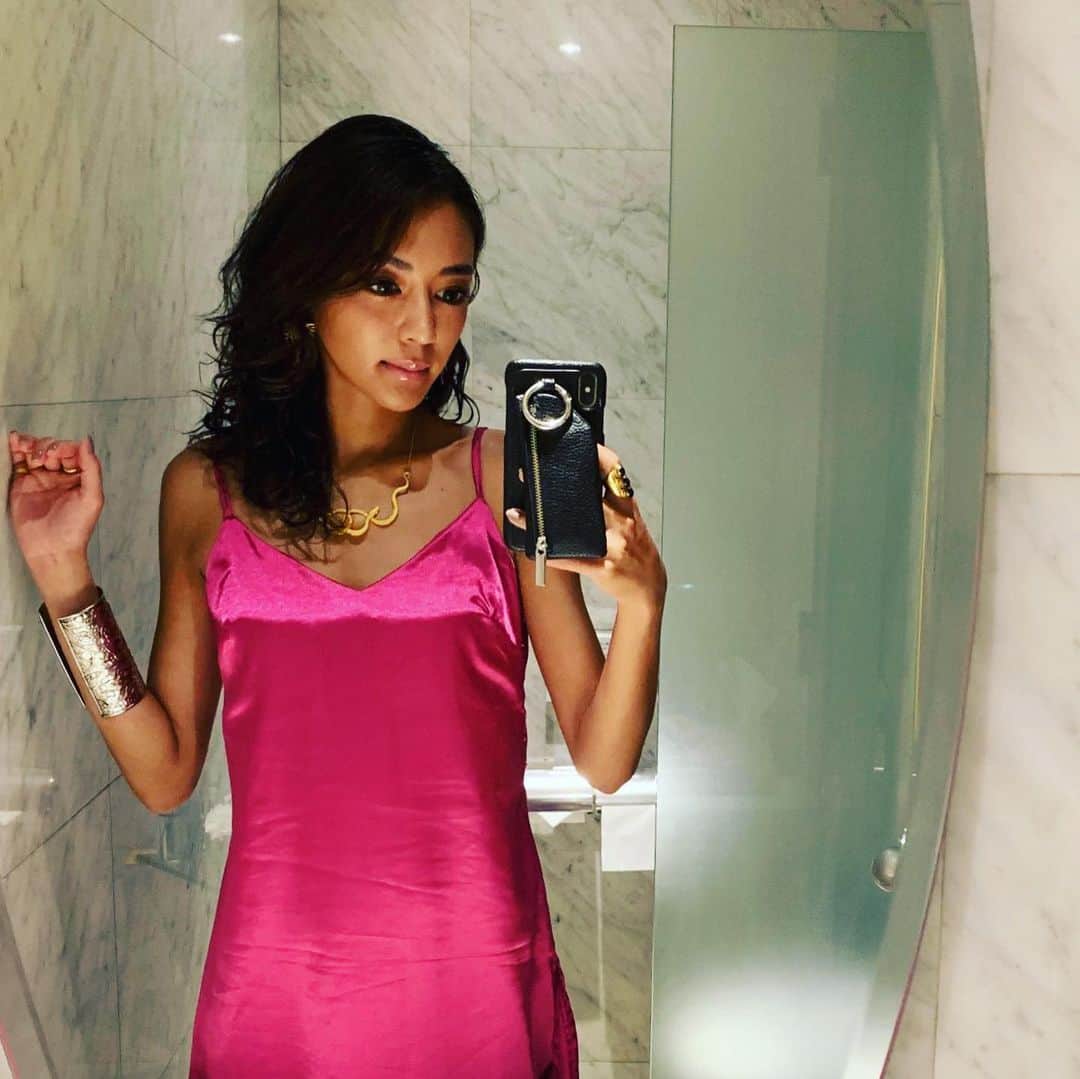 内藤陽子のインスタグラム：「グアムでは水着もマゼンダピンクだったけど、最近マゼンダがお気に入りで、ロングワンピも👯‍♂️ #焼けた肌に #まだまだ焼き足りない #2019」