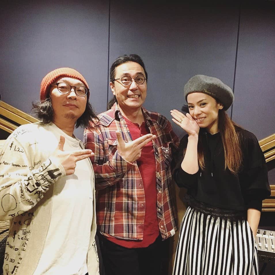 azumiのインスタグラム：「本日はワイヨリカ9年ぶりの新曲『One Room』がデビューからお世話になっているFM802さんの「UPBEAT!」で初オンエアとなりました。ありがとうございました。 さあ、もう一曲『Beautiful Surprise』のオンエア解禁はいつか…。 みなさま、然るべきラジオ局などへのリクエストお願いしますね〜😜 ・ ・ 写真はレコーディングスタジオにて、2001年からワイヨリカバンドを支えてくださり、今回のレコーディングでは「One Room」（+もう一曲）のベースを弾いてくれた澤田浩史さん！色っぽいベースご馳走様でした！セクシー堪能した！笑  #wyolica #wyolica20th #ワイヨリカ」