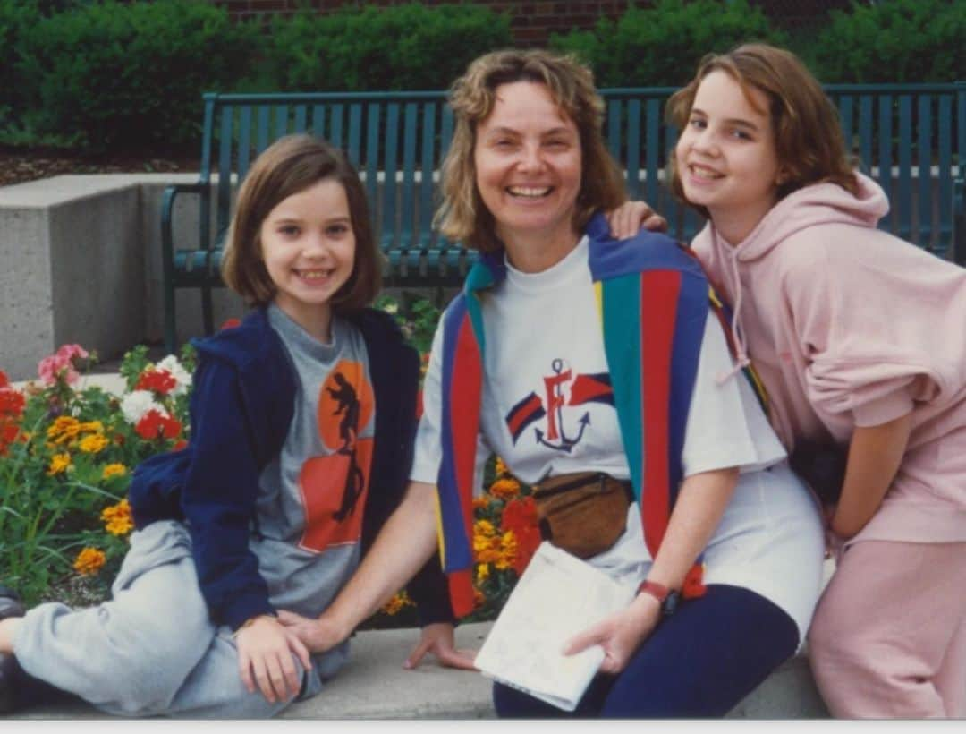 ナタリア・ディルさんのインスタグラム写真 - (ナタリア・ディルInstagram)「Boa semana diretamente dos anos 90 com minha mãe e irmã! E com cabelo Chanel e camiseta do karate kid 🐯」6月17日 21時40分 - nathaliadill