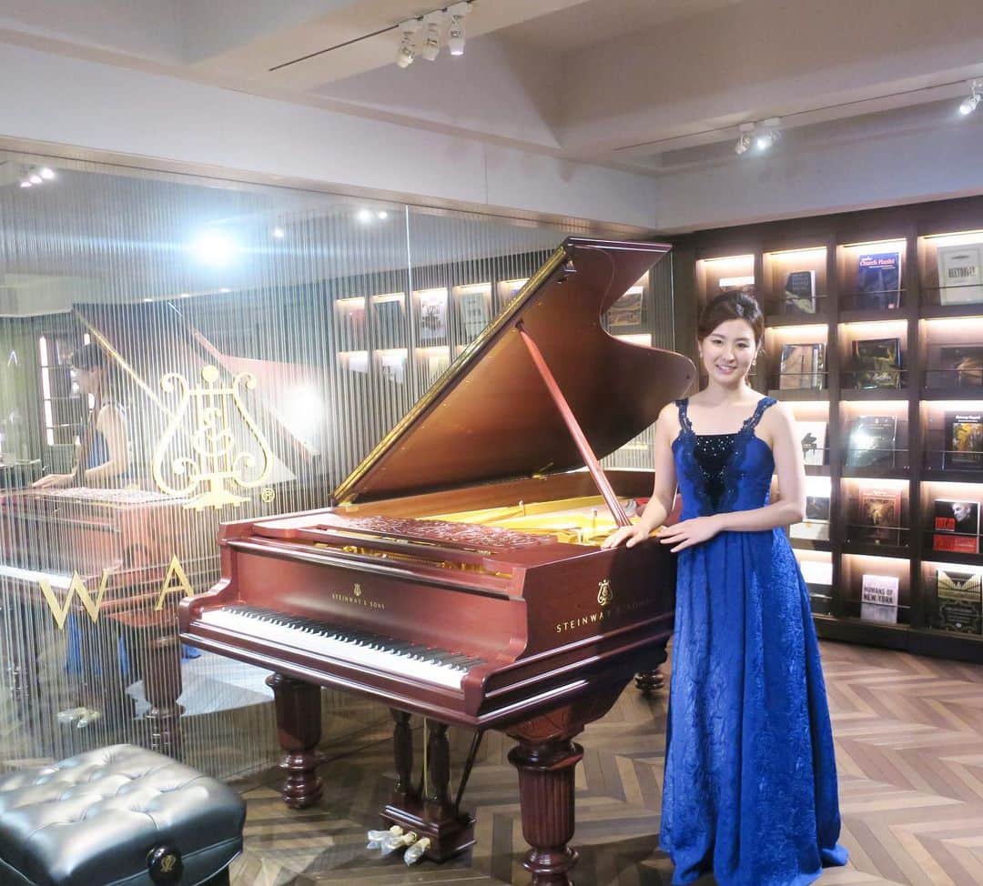 森本麻衣のインスタグラム：「thank you for coming to the salon concert yesterday🎹✨ @steinwayandsons . @steinway_tokyo . 昨日はコンサートにお越し下さいまして、ありがとうございます😊 普段のホールコンサートより、 お客様と近づけた空間だったと（勝手ながら…）思っております😌💐💕 . 本当にありがとう🌸でした！ . スタインウェイ東京の皆さま、 あたたかいサポートに感謝致します🌈 . . . . #maimorimoto#piano#pianist#concert#pianoconcert#steinway #steinwayandsons#classicalmusic#🎹#👗#tokyo #森本麻衣#ピアノ#ピアニスト#コンサート#ピアノコンサート#スタインウェイ#スタインウェイジャパン#東京」