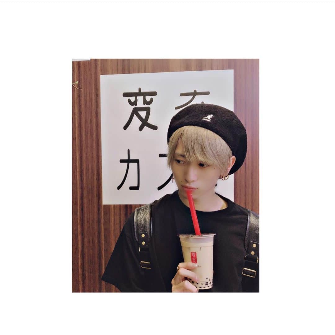 岡田鷹斗のインスタグラム：「最近あまりにも流行ってるからGong chaのタピオカ裕也と2人で飲んでみた！ 思ったよりも美味しくてびっくり。笑 ・ ・ ・ KANGOLのベレー帽Get☆ 一目惚れでした♪  #gongcha #タピオカ #KANGOL #ベレー帽 #岡田鷹斗 #イケメン」