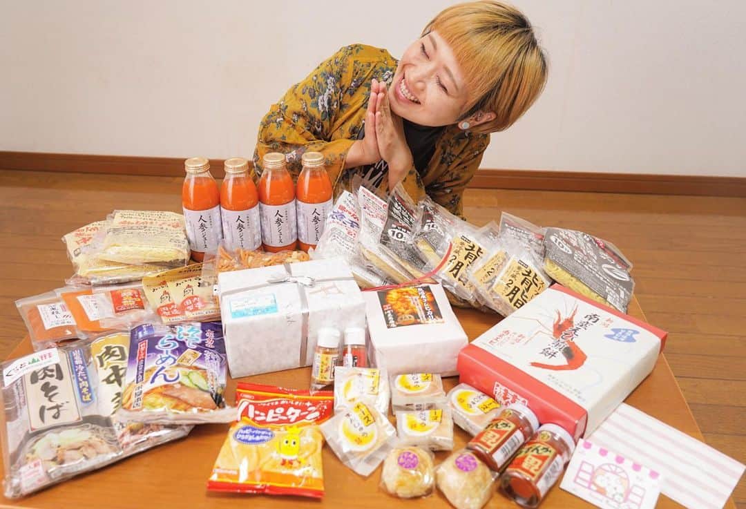 ロシアン佐藤のインスタグラム：「新潟 #中条自動車学校 さんでのイベントに御来場くださった皆さん、ありがとうございましたー！！ 荒天の中御来場くださった皆様にとっても感謝です😭  そしてたくさんのプレゼントとお手紙まで🥺🥺✨✨✨ありがとうございます😭✨✨ 短い時間でしたが皆さんとお話したり、直接お会い出来たりして私も最高に元気をもらいました☺️❤️❤️ 皆さん暖かくてとっても素敵なイベントでした！！ 今回来れなかったよーという方々にもまた会えるようにまたイベントなどなど出来るよう計画したいです👐！！ ありがとうございましたー☺️❤️ #ロシアン佐藤 #おなかがすいたらモンスター」
