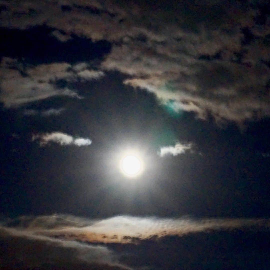 志摩マキさんのインスタグラム写真 - (志摩マキInstagram)「ว้าว 今日は雲が多いから余り見れなかった…#おやすみ #ストロベリームーン #strawberrymoon #goodnight #❤️ #🇯🇵 #もっと望遠レンズ欲しい #w」6月17日 21時44分 - makishimaaa