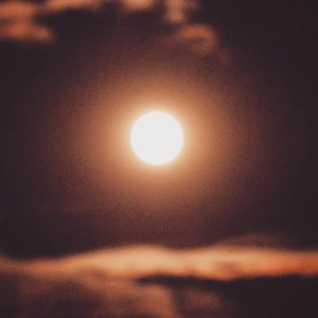 のインスタグラム：「ว้าว 今日は雲が多いから余り見れなかった…#おやすみ #ストロベリームーン #strawberrymoon #goodnight #❤️ #🇯🇵 #もっと望遠レンズ欲しい #w」