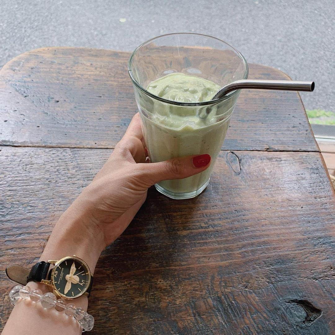 石井亜美さんのインスタグラム写真 - (石井亜美Instagram)「🥑 . Avocado Smoothie🌈 @marugodeliebisu 先日、ステンレスのストロー初体験！ ひんやりしていて気持ち良い〜！！ . プラスチックのストローに絡まって死んでしまう海の生き物たちが多い現実... 自分に出来る部分から変えていきたいね！！ 紙ストロー&ステンレスのストローを支持します💯 . あっそうそう恵比寿のマルゴデリ、 YouTubeでご紹介した麻炭パウダーも取り扱っていたよ〜！！ミニサイズも売ってましたよん💁🏼‍♀️ . . リンパ腫れてる件について、沢山のDMをありがとうございます🥺 ゆっくり治します🤦🏼‍♀️✨ #avocado #smoothie #healthy #healthylife #oliviaburton」6月17日 21時44分 - ami_ishii_