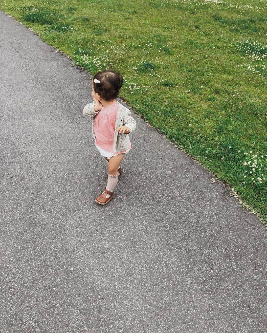 目見田早弥子のインスタグラム：「| mini me 旅行２日目の娘コーデ🦢𓈒𓂂」