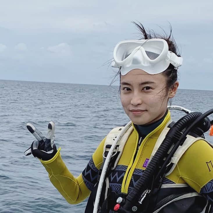 小島瑠璃子さんのインスタグラム写真 - (小島瑠璃子Instagram)「🐳 ダイビング準備完了！ カッコつけてはいるが 潮風には勝てない。 よく見るといろいろ残念。」6月17日 21時46分 - ruriko_kojima