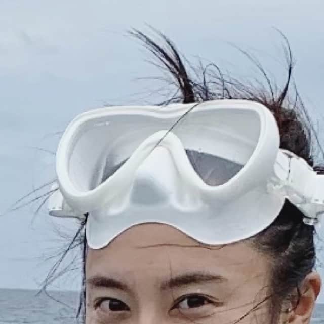 小島瑠璃子さんのインスタグラム写真 - (小島瑠璃子Instagram)「🐳 ダイビング準備完了！ カッコつけてはいるが 潮風には勝てない。 よく見るといろいろ残念。」6月17日 21時46分 - ruriko_kojima