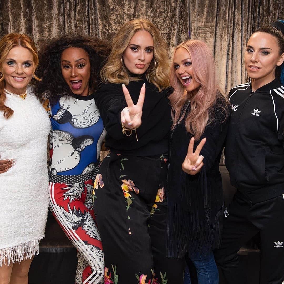 ELLE Magazineさんのインスタグラム写真 - (ELLE MagazineInstagram)「It’s Adele’s #SpiceWorld, we’re just living in it✌🏾✌🏼✌🏿✌🏽✌🏻 Click the link in bio to see the Grammy award-winning singer party with the #SpiceGirls ✨RG: @adele / @spicegirls」6月17日 21時48分 - elleusa