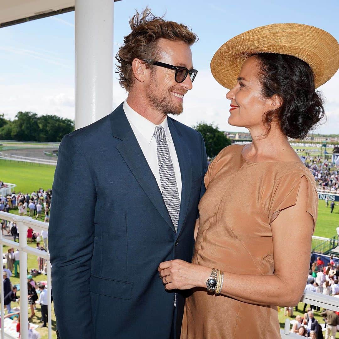 サイモン・ベイカーのインスタグラム：「Merci @longines for another memorable weekend and thank you @laurencebossion for Becca’s chapeau, and @justask.to.laurent @4ubyvinz and the always elegant @sandrinecanobock for making us look fancy. #longines #prixdediane #vivelafrance」